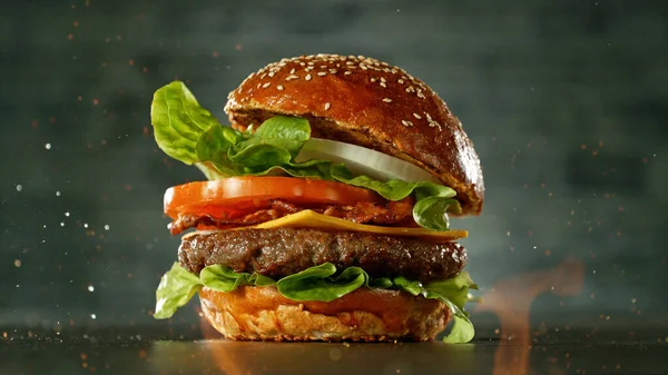美味的新鲜芝士汉堡 带有老灰色背景 新鲜的美国厨房 前进方向的火光 — 图库照片