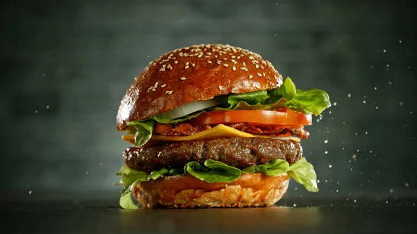 Pyszne Świeże Cheeseburger Starym Szarym Tle Kuchnia Amerykańska Świeża — Zdjęcie stockowe