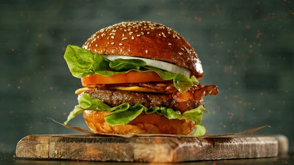 美味的新鲜芝士汉堡 带有老灰色背景 新鲜的美国厨房 前进方向的火光 — 图库照片