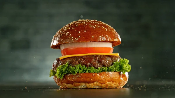 Pyszne Świeże Cheeseburger Starym Szarym Tle Kuchnia Amerykańska Świeża — Zdjęcie stockowe