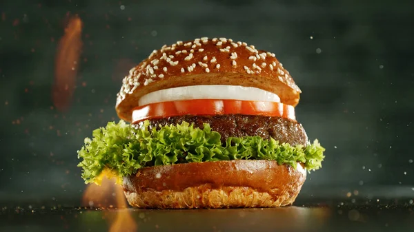 Pyszne Świeże Cheeseburger Starym Szarym Tle Świeża Amerykańska Kuchnia Płomienie — Zdjęcie stockowe