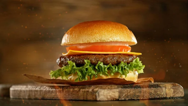 Pyszne Świeże Cheeseburger Starym Drewnianym Tle Deski Kuchnia Amerykańska Świeża — Zdjęcie stockowe
