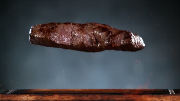 Létající Kus Grilovaného Hovězího Steaku Kořením Natočeno Vysokorychlostní Kameře 1000 — Stock video
