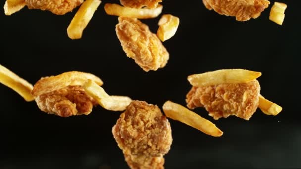 Super Câmera Lenta Voar Pedaços Frango Frito Com Batatas Fritas — Vídeo de Stock