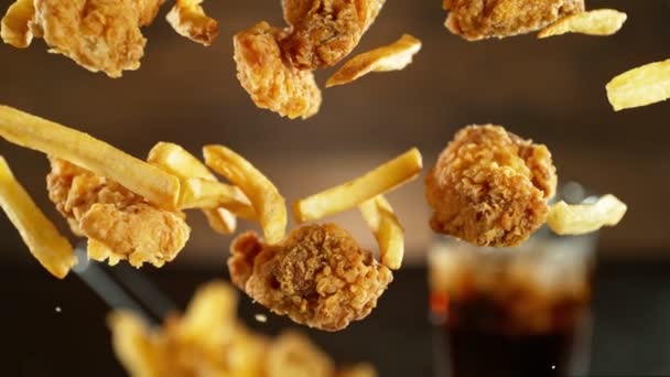 Super Cámara Lenta Trozos Pollo Frito Volador Con Papas Fritas — Vídeos de Stock