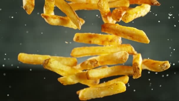 Super Zeitlupe Von Fliegenden Pommes Frites Auf Grauem Hintergrund Gefilmt — Stockvideo