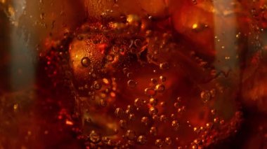 Kolayı hızlı çekimle bardağa doldurmanın süper yavaş bir yolu. Yüksek hızlı sinema kamerası, 1000 fps. Yüksek hızlı sinüs robotuna yerleştirilmiş. Arka planda şişe olan bar.