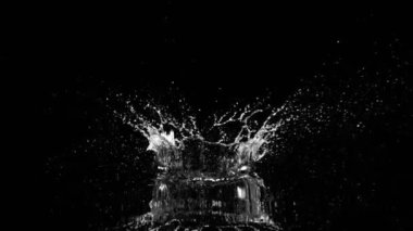 Siyah arka planda su kruvazörü şeklindeki süper yavaş çekim. Yüksek hızlı sinema kamerası, 1000fps.