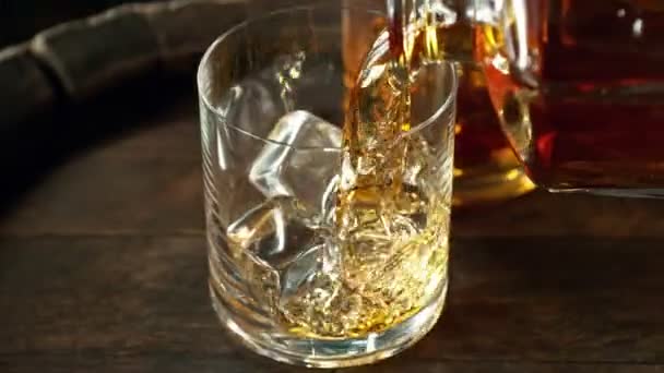 Super Langzame Beweging Van Het Gieten Van Whisky Glas Met — Stockvideo
