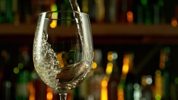 Super Powolny Ruch Nalewania Białego Wina Umieszczonego Barze Nakręcony Szybkiej — Wideo stockowe