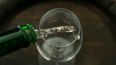 Süper yavaş çekimde beyaz şarabı hızlı çekimde cama döküyorum. Yüksek hızlı sinema kamerası, 1000 fps, yüksek hızlı sinüs botuna yerleştirilmiş..