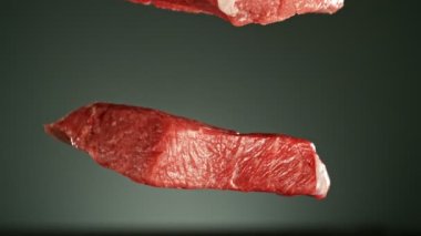 Masaya düşen uçan çiğ biftek parçaları. Yüksek hızlı sinema kamerası, 1000 fps. Yüksek hızlı sinüs robotuna yerleştirilmiş, kamera nesneyi izliyor..