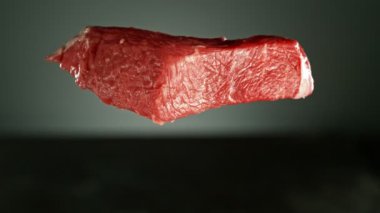 Masaya düşen uçan çiğ biftek parçaları. Yüksek hızlı sinema kamerası, 1000 fps. Yüksek hızlı sinüs robotuna yerleştirilmiş, kamera nesneyi izliyor..