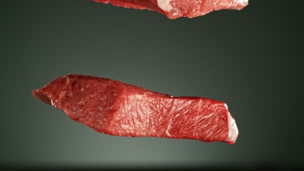 Masaya Düşen Uçan Çiğ Biftek Parçaları Yüksek Hızlı Sinema Kamerası — Stok video