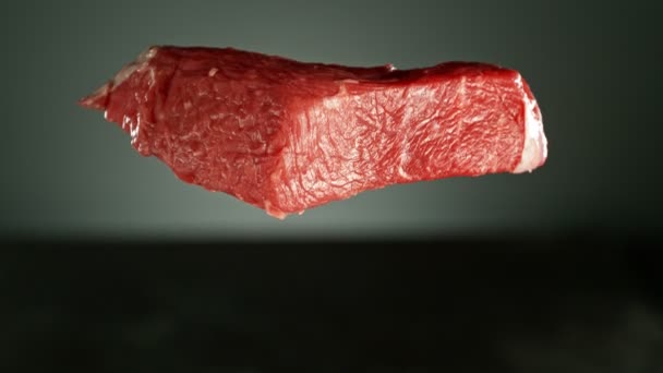 Des Morceaux Volants Steaks Boeuf Crus Tombant Sur Table Filmé — Video