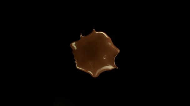 Mouvement Super Lent Des Éclaboussures Chocolat Chaud Sur Fond Noir — Video