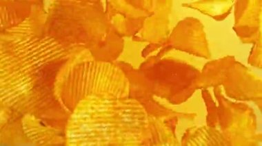 Sarı arka planda uçan kızarmış patates cipsleri süper yavaş çekimde. Yüksek hızlı sinema kamerası, 1000 fps. Kamera yüksek hızlı sinüs robotuna yerleştirilmiş, hedefi takip ediyor. Hız rampası etkisi.