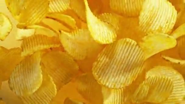 Σούπερ Αργή Κίνηση Της Πτήσης Τηγανητές Πατάτες Τσιπ Κίτρινο Φόντο — Αρχείο Βίντεο