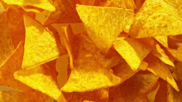 Super Powolny Ruch Latających Meksykańskich Chipów Tortilla Żółtym Tle Nakręcony — Wideo stockowe