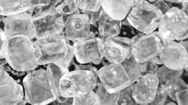 Dönen buz küplerinin süper yavaş çekimi, en üst görüntü. Yüksek hızlı sinema kamerası, 1000 fps, yüksek hızlı sinüs botuna yerleştirilmiş, nesneyi takip eden..