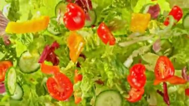 Havada uçuşan taze marulun süper yavaş hareketi. Yüksek hızlı sinema kamerası, 1000 fps, yüksek hızlı sinüs botuna yerleştirilmiş, hedefi takip ediyor. Hız rampası etkisi.