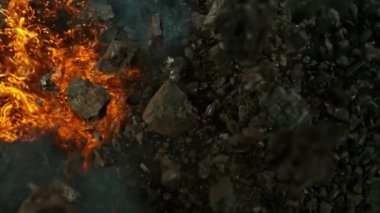 Ateşle dönen kömür parçalarının süper yavaş çekimi. Yüksek hızlı sinema kamerasıyla çekildi, 1000fps. Fosil yakıt yakma ve küresel ısınma sorunu kavramı.