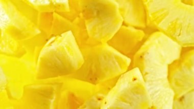 Süper yavaş çekimde dönen ananas dilimleri, üst görünüm. Yüksek hızlı sinema kamerası, 1000 fps, yüksek hızlı sinüs botuna yerleştirilmiş, hedefi takip ediyor..