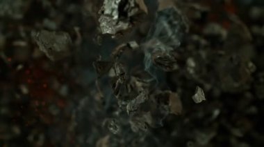 Ateşle dönen kömür parçalarının süper yavaş çekimi. Yüksek hızlı sinema kamerasıyla çekildi, 1000fps. Fosil yakıt yakma ve küresel ısınma sorunu kavramı. Hız rampası etkisi.