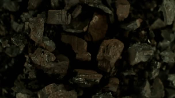 Movimento Super Lento Peças Carvão Rotativo Sobre Fundo Preto Filmado — Vídeo de Stock