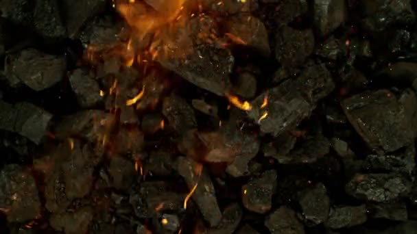 Movimento Super Lento Peças Carvão Com Fogo Filmado Câmera Cinema — Vídeo de Stock
