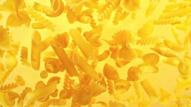 Süper yavaş çekimde pişmemiş İtalyan makarna karışımı. Yüksek hızlı sinema kamerası, 1000 fps, yüksek hızlı sinüs botuna yerleştirilmiş, nesneyi takip eden..