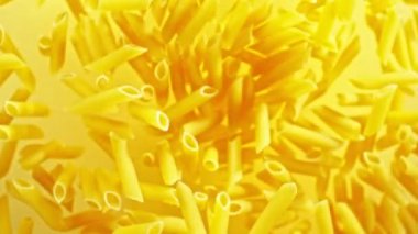 Pişmemiş İtalyan makarna makarnasının süper yavaş çekimi. Yüksek hızlı sinema kamerası, 1000 fps, yüksek hızlı sinüs botuna yerleştirilmiş, nesneyi takip eden..