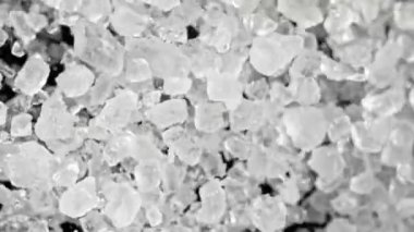 Süper yavaş çekimde dönen ezilmiş buz, üstten çekim. Yüksek hızlı sinema kamerası, 1000 fps, yüksek hızlı sinüs robotuna yerleştirilmiş, nesneyi takip ediyor. Hız rampası etkisi.