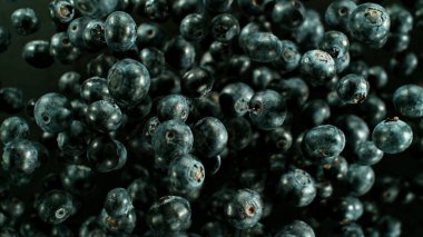 Düşen yabanmersini, siyah arka planda izole edilmiş. Gerçekçi dondurucu çekim.