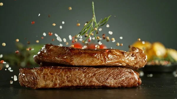 Close Van Het Vallen Van Zout Peper Smakelijke Rundvlees Steaks — Stockfoto
