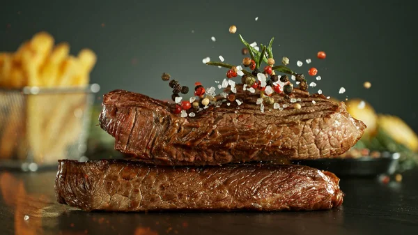 Gros Plan Chute Sel Poivre Sur Savoureux Steaks Bœuf Sur — Photo