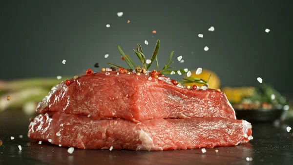 Close Van Het Vallen Van Zout Peper Rauwe Rundvlees Steaks — Stockfoto