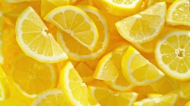 Siyah arka planda uçan limon dilimlerinin süper yavaş çekimi. Yüksek hızlı sinema kamerası, 1000 fps. Kamera yüksek hızlı sinüs botuna yerleştirildi, nesneyi takip ediyor.