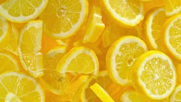 Супер Повільний Рух Шматочків Лимона Чорному Тлі Знімалася Високошвидкісній Кінокамері — стокове відео
