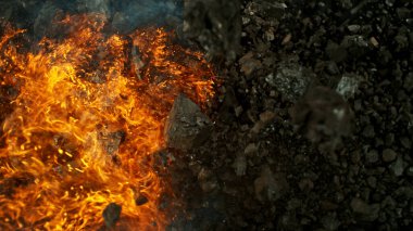 Yanan kömür ve ateş, üst görüş açısı. Fosil yakıt yakma kavramı.