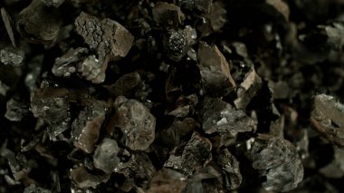 Havada uçan kömür, en iyi görüntü. Fosil yakıt kavramı.