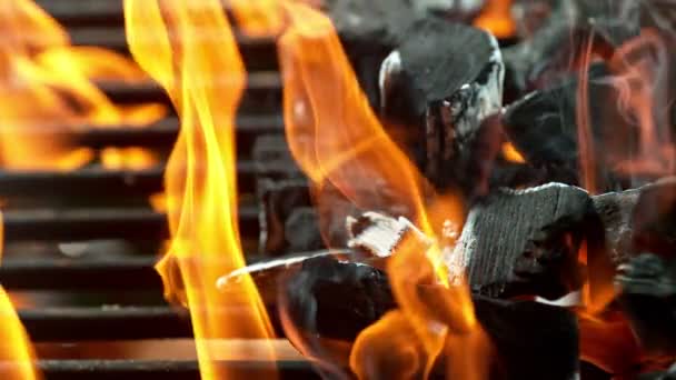 在烤架上燃烧木炭的超级慢动作 用高速摄像机拍摄 每秒1000帧 — 图库视频影像