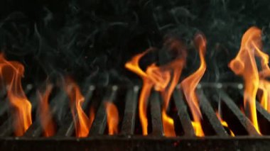 Boş ızgara ızgarası olan alevlerin çok yavaş hareket etmesi. Yüksek hızlı sinema kamerası, 1000 fps. Kamera yüksek hızlı sinüs botuna yerleştirildi, aşağı iniyor.