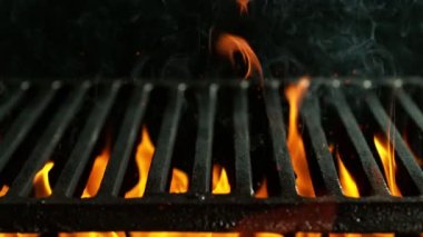 Boş ızgara ızgarası olan alevlerin çok yavaş hareket etmesi. Yüksek hızlı sinema kamerası, 1000 fps. Siyah arkaplanda izole.