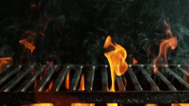 Boş ızgara ızgarası olan alevlerin çok yavaş hareket etmesi. Yüksek hızlı sinema kamerası, 1000 fps. Siyah arkaplanda izole.