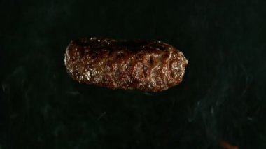 Hamburger Parçasının Ateşle Izgaraya Düşmesi 'nin Süper Yavaş Hareketi. High Speed Cinema Camera 'da çekildi, 1000 fps. Kamera Yüksek Hız Cine Bot 'a yerleştirildi, Hedefi İzliyor.