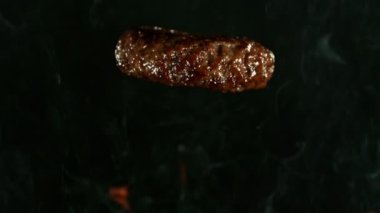 Hamburger Parçasının Ateşle Izgaraya Düşmesi 'nin Süper Yavaş Hareketi. High Speed Cinema Camera 'da çekildi, 1000 fps. Kamera Yüksek Hız Cine Bot 'a yerleştirildi, Hedefi İzliyor.