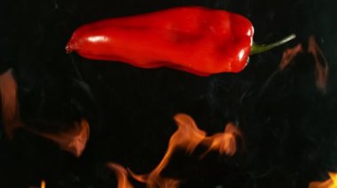 Ateşle Izgaraya Düşen Kırmızı Biber Süper Yavaş Hareketi. High Speed Cinema Camera 'da çekildi, 1000 fps. Kamera Yüksek Hız Cine Bot 'a yerleştirildi, Hedefi İzliyor.
