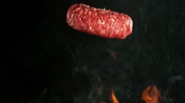 Ateşle Izgaraya Düşen Hamburger Parçalarının Süper Yavaş Hareketi. Yüksek Hız Sinema Kamerası, 1000 fps, Kamera Yüksek Hız Cine Robotuna yerleştirildi, Hedefi Takip Ediyor.