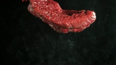 Siyah Arkaplanda Ateşle Izgaraya Düşen Biftek Hareketi. Yüksek Hız Sinema Kamerası, 1000 Fps, Yüksek Hız Cine Robotu, Takip Etme.